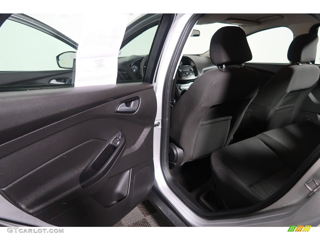 2017 Focus SE Sedan - Ingot Silver / Charcoal Black photo #38