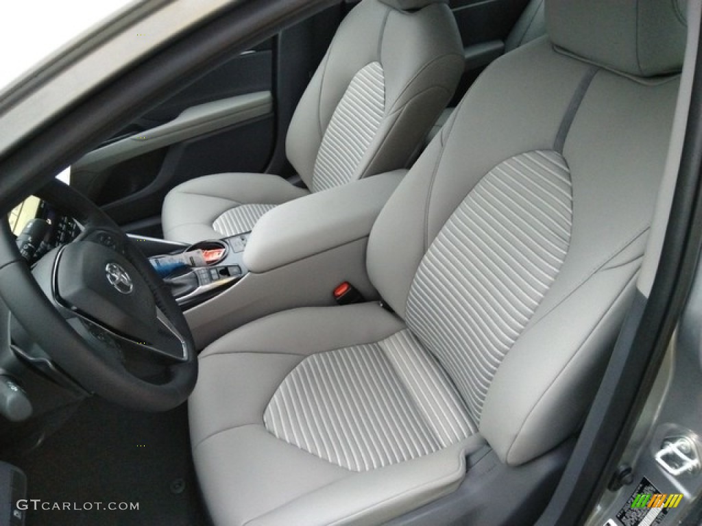 2019 Toyota Camry Hybrid SE Front Seat Photos