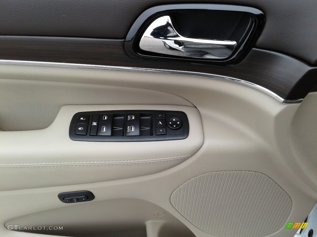 2019 Jeep Grand Cherokee Overland Light Frost/Brown Door Panel Photo #130840377