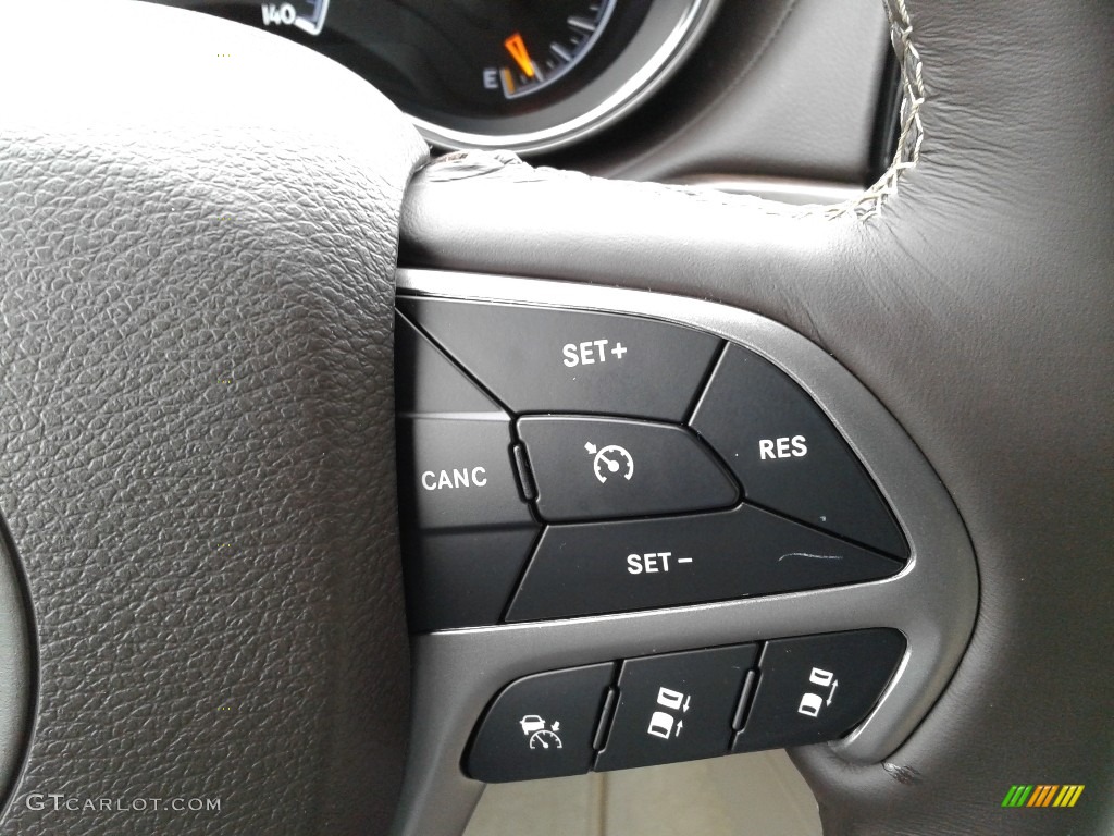 2019 Jeep Grand Cherokee Overland Light Frost/Brown Steering Wheel Photo #130840410