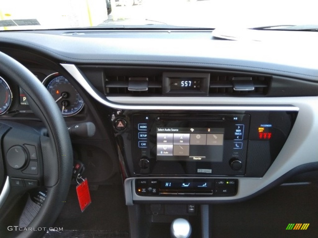 2019 Toyota Corolla LE Controls Photo #130882155