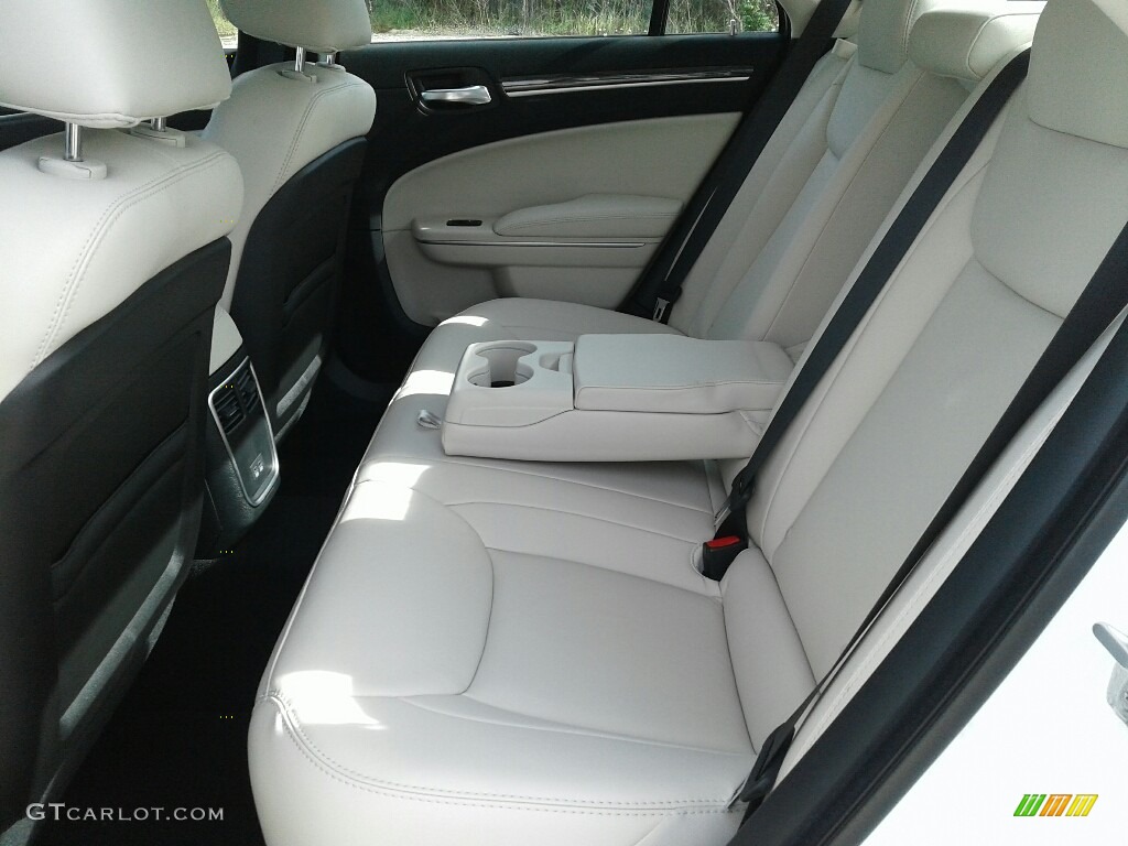 Linen/Black Interior 2019 Chrysler 300 Touring Photo #130913260