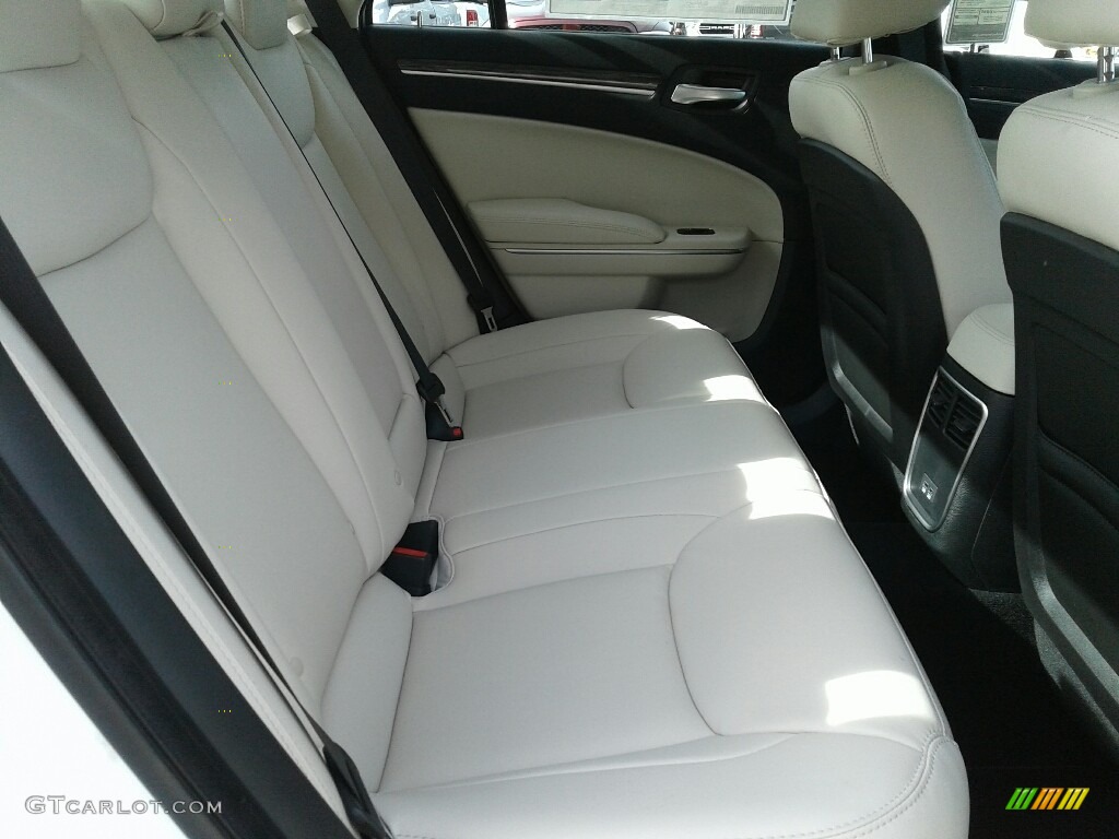 Linen/Black Interior 2019 Chrysler 300 Touring Photo #130913290