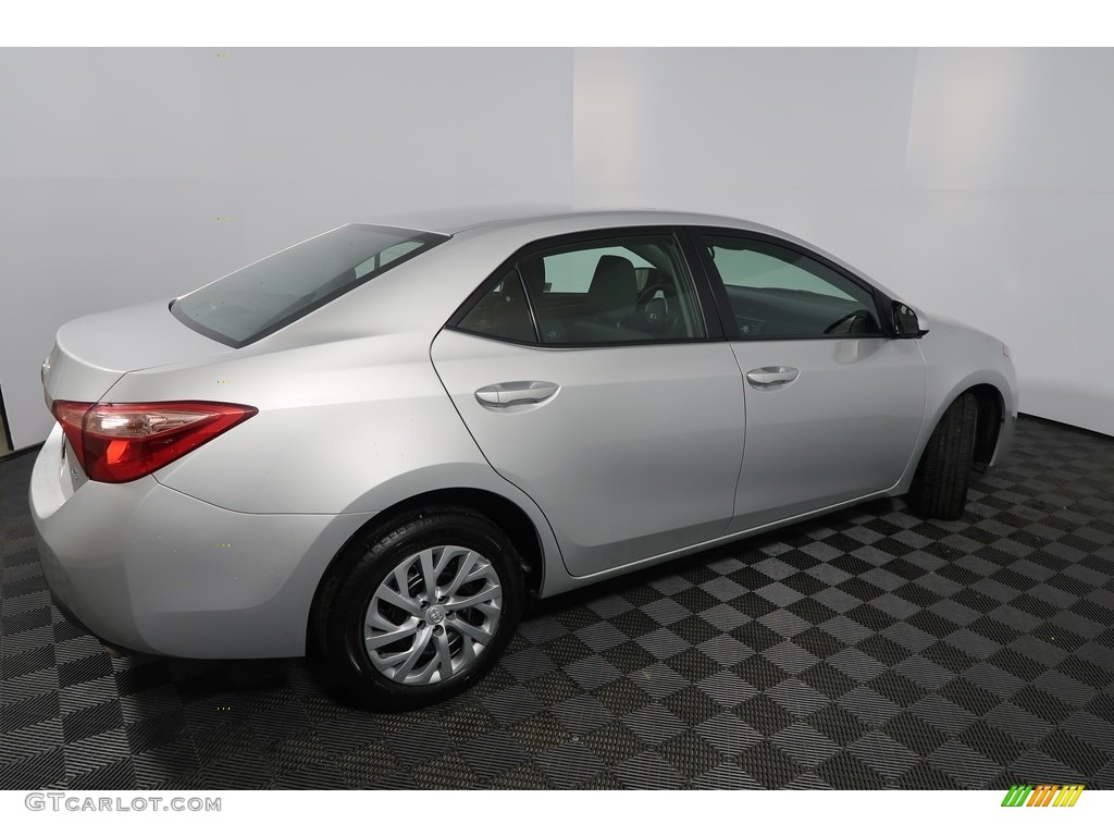 2017 Corolla LE - Classic Silver Metalic / Black photo #13