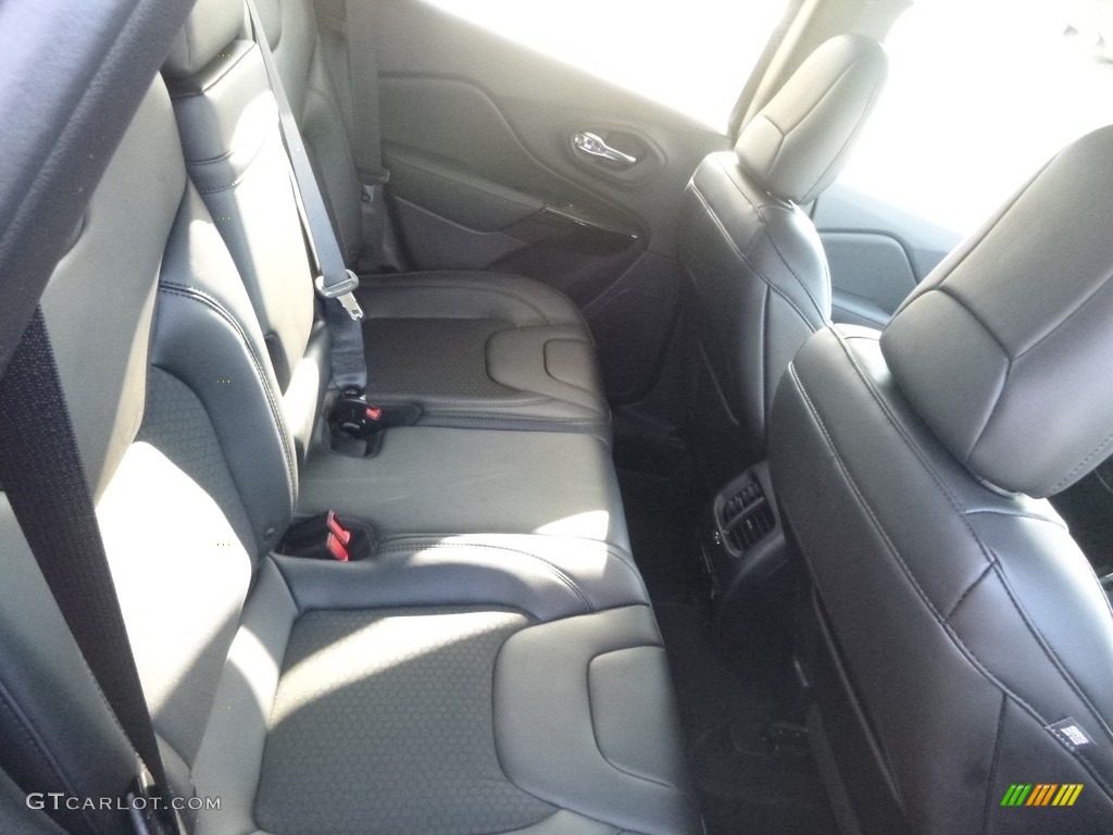 2019 Cherokee Latitude Plus 4x4 - Velvet Red Pearl / Black photo #11