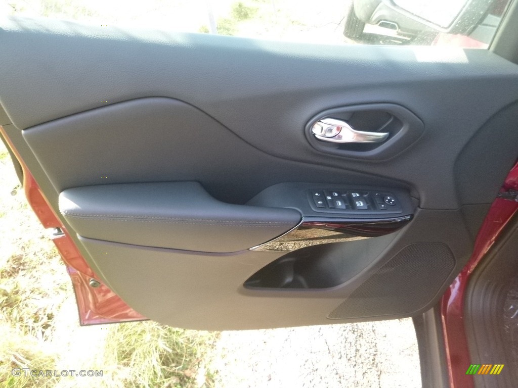 2019 Cherokee Latitude Plus 4x4 - Velvet Red Pearl / Black photo #13