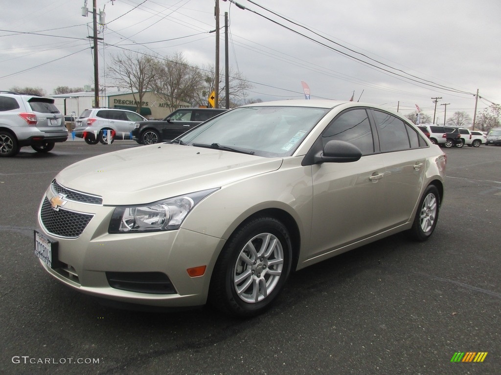 2014 Cruze LS - Champagne Silver Metallic / Jet Black/Medium Titanium photo #3