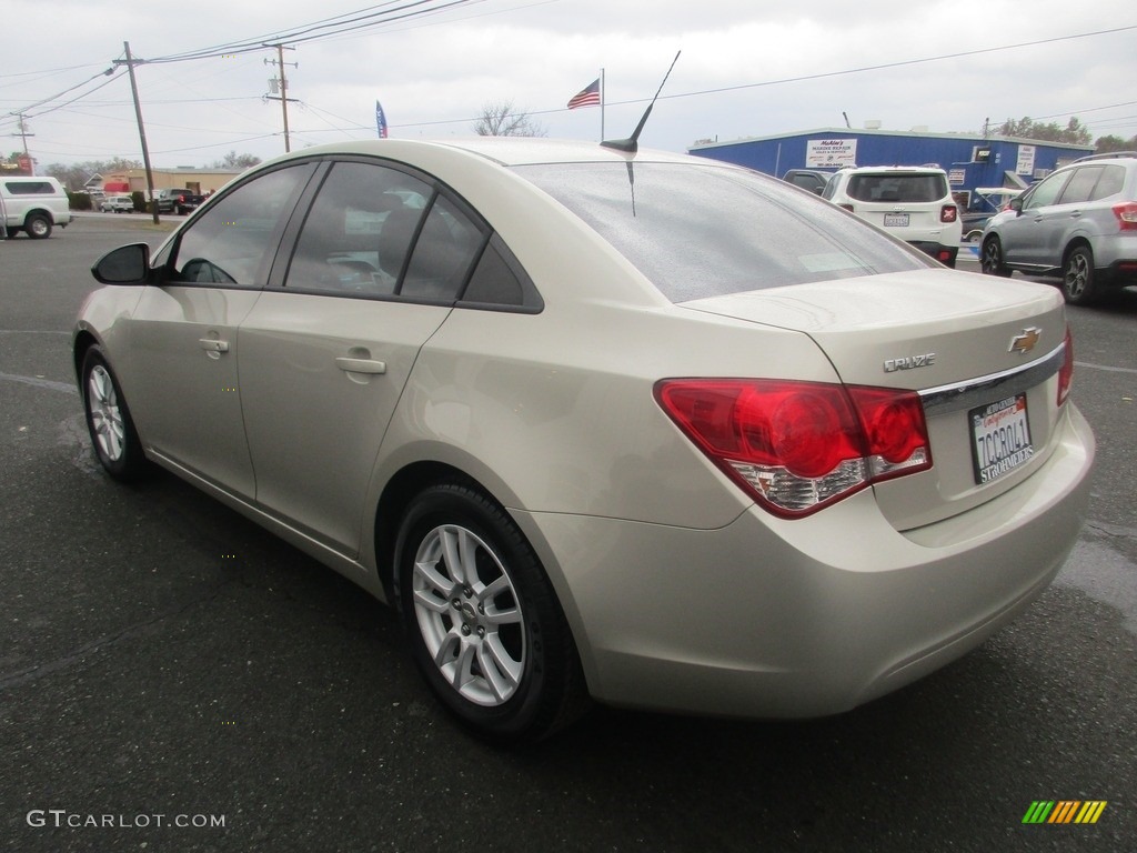 2014 Cruze LS - Champagne Silver Metallic / Jet Black/Medium Titanium photo #5