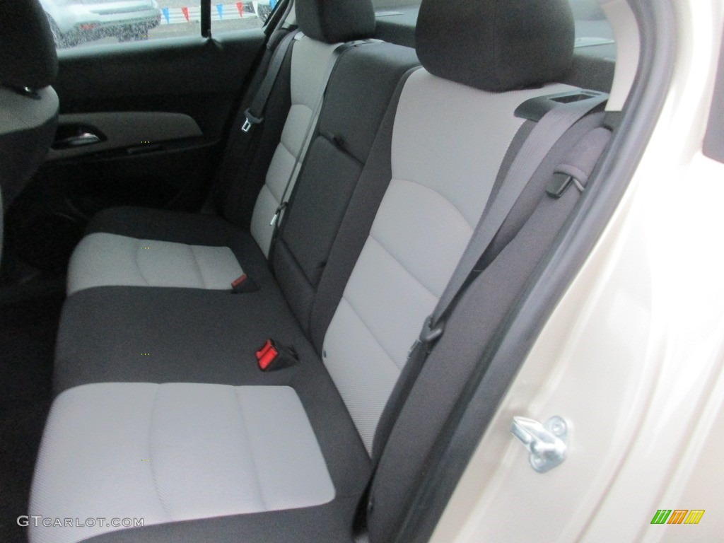 2014 Cruze LS - Champagne Silver Metallic / Jet Black/Medium Titanium photo #9