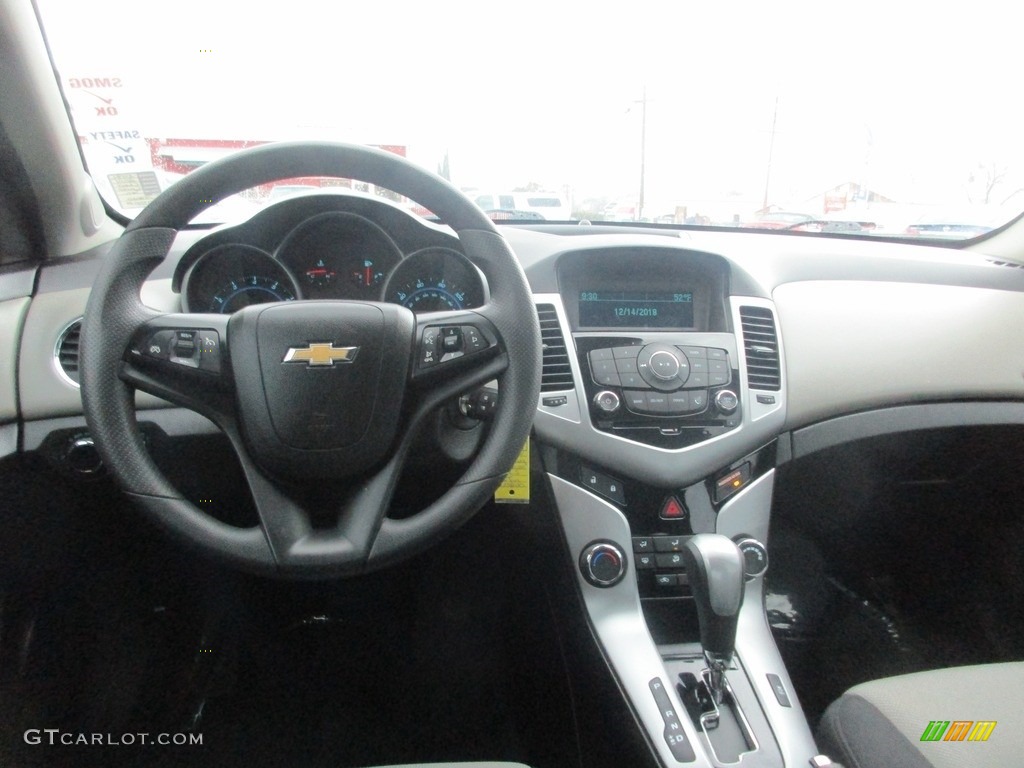 2014 Cruze LS - Champagne Silver Metallic / Jet Black/Medium Titanium photo #10
