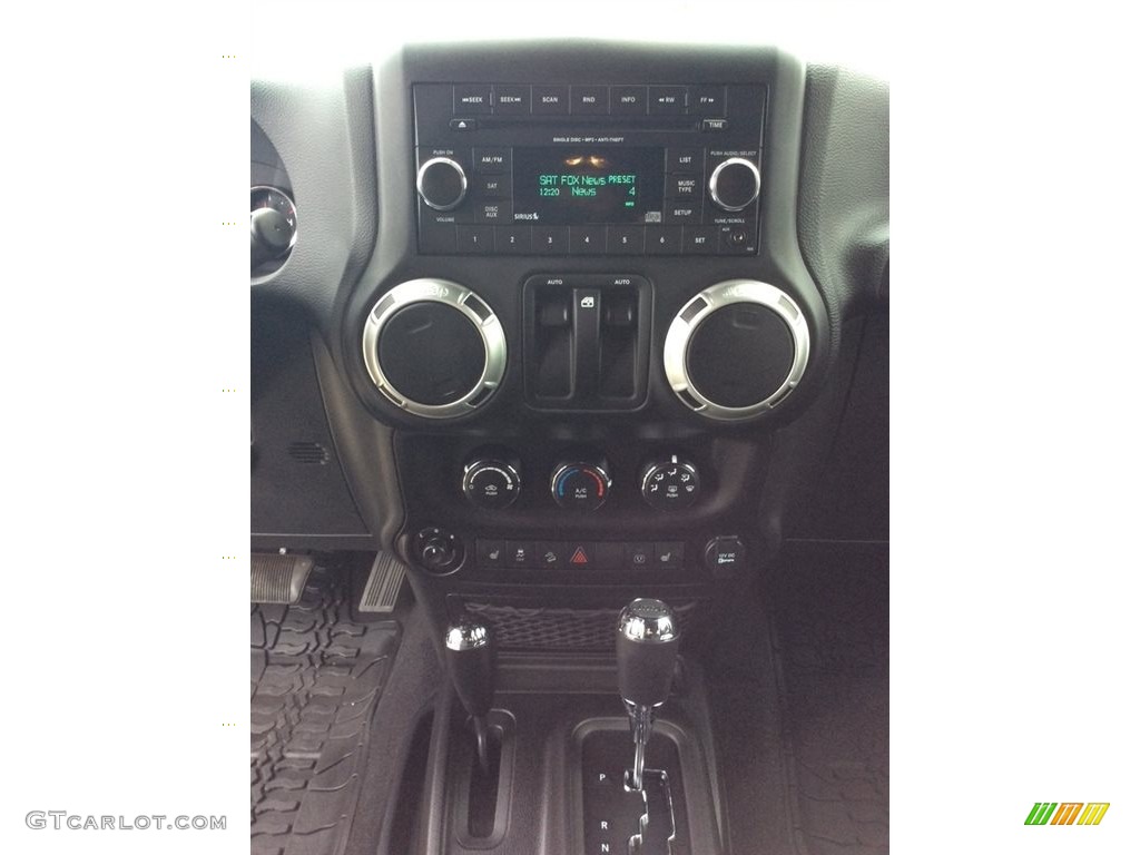 2017 Wrangler Sahara 4x4 - Black / Black photo #18