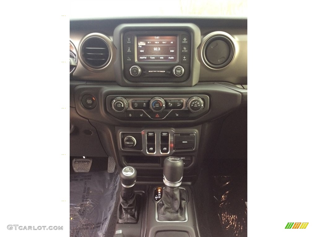 2019 Jeep Wrangler Sport 4x4 Controls Photo #131049128