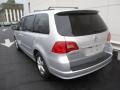 2011 Mercury Silver Metallic Volkswagen Routan SE  photo #3