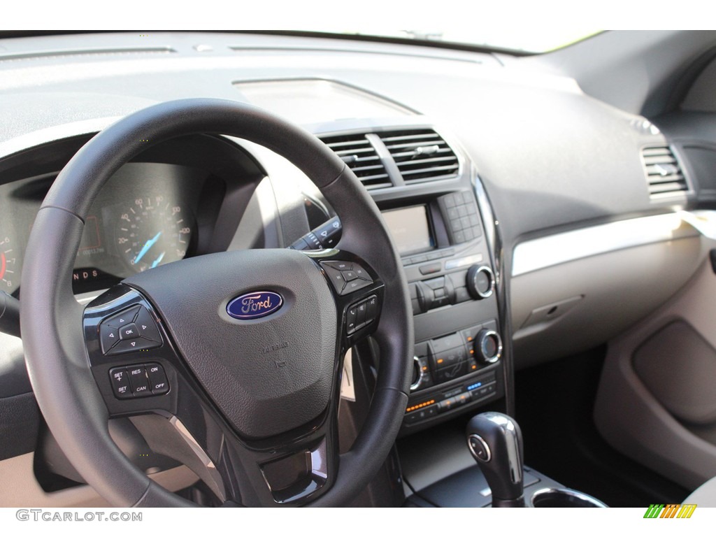 2018 Explorer FWD - Oxford White / Medium Stone photo #14