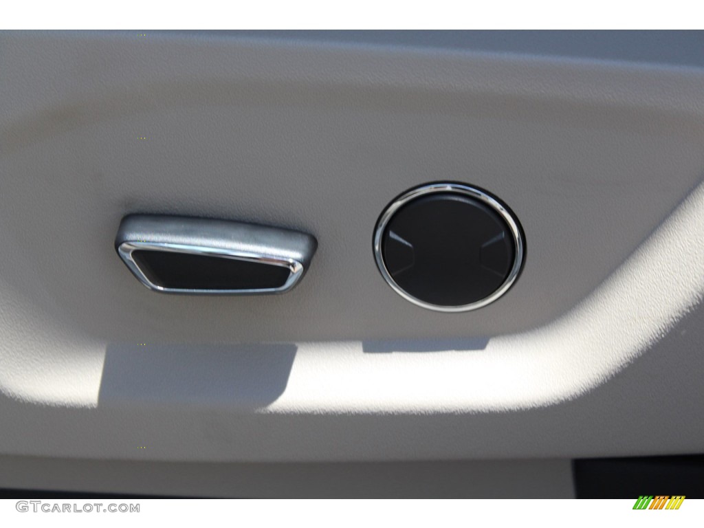 2018 Explorer FWD - Oxford White / Medium Stone photo #16