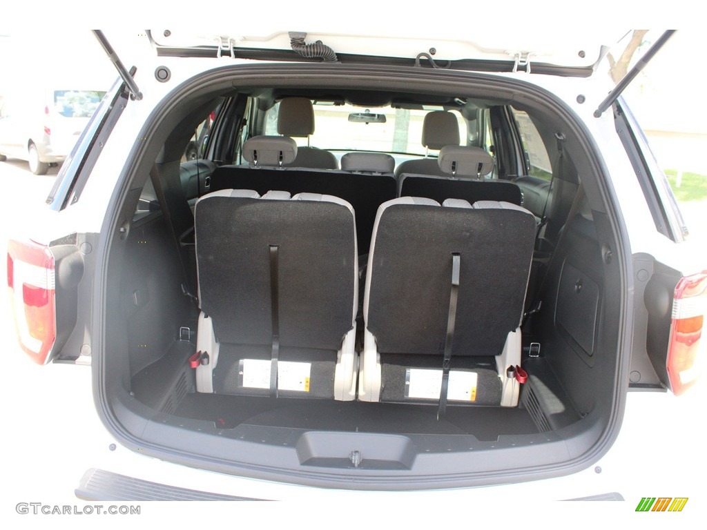 2018 Explorer FWD - Oxford White / Medium Stone photo #28