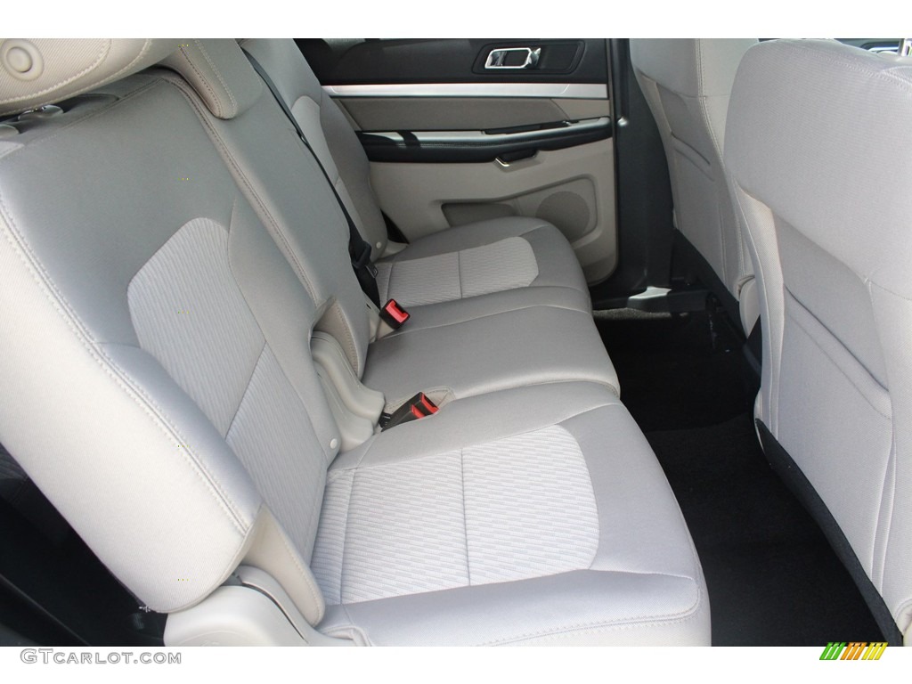 2018 Explorer FWD - Oxford White / Medium Stone photo #30