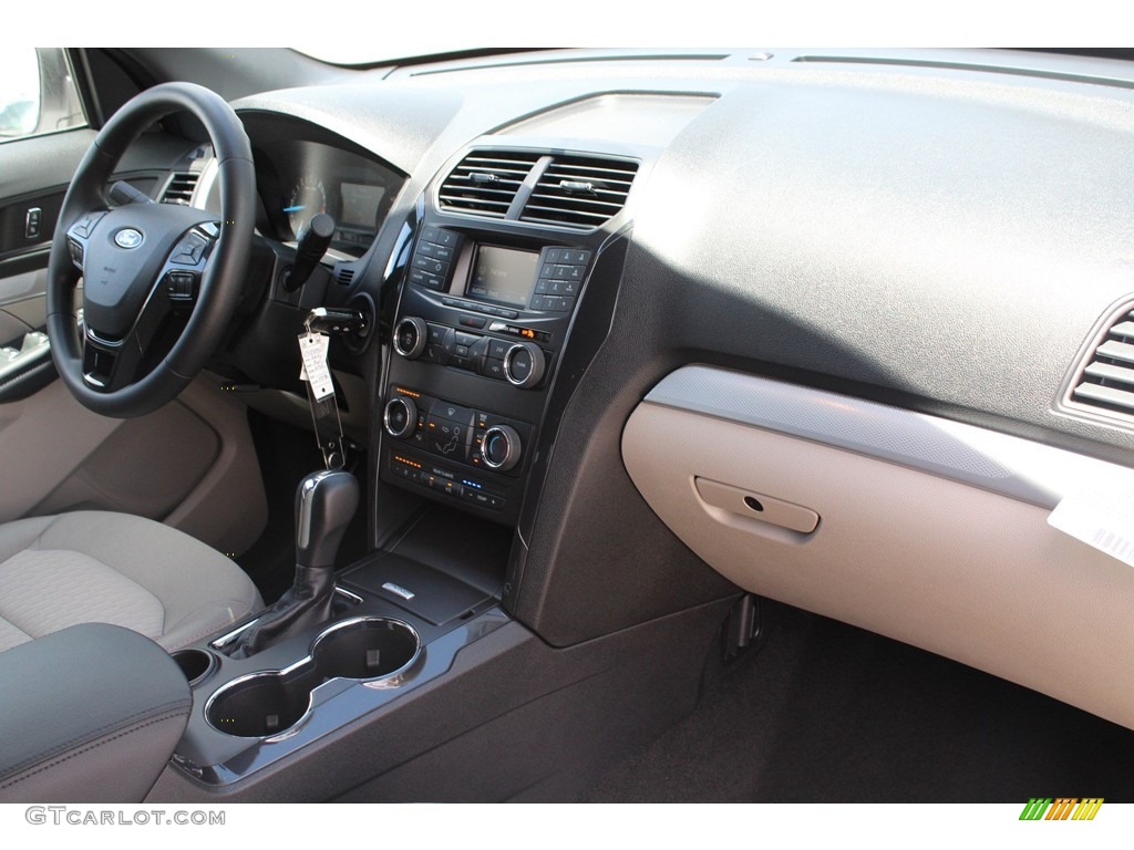 2018 Explorer FWD - Oxford White / Medium Stone photo #32