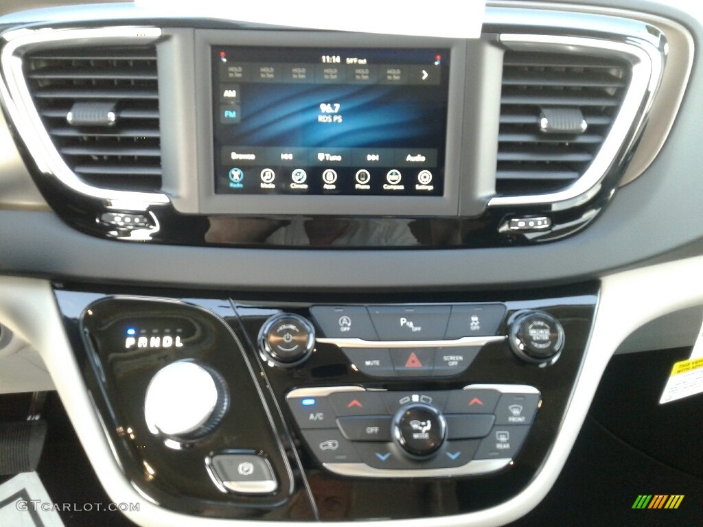 2019 Chrysler Pacifica LX Controls Photo #131104537