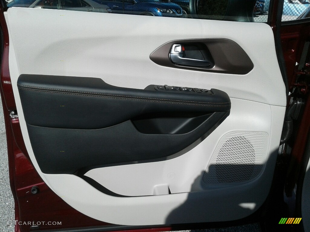 2019 Chrysler Pacifica LX Door Panel Photos
