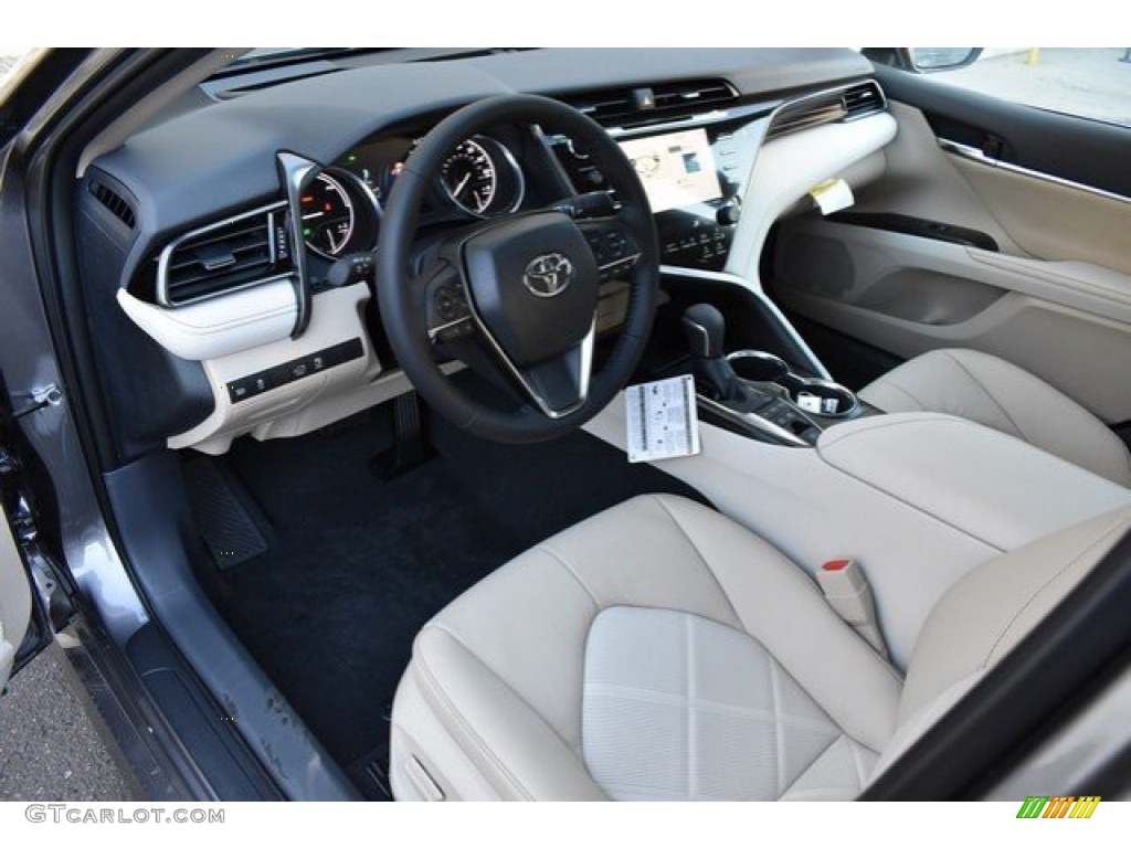 Macadamia Interior 2019 Toyota Camry Hybrid XLE Photo #131115924