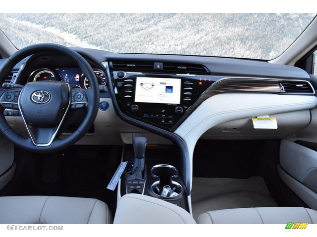 2019 Toyota Camry Hybrid XLE Dashboard Photos