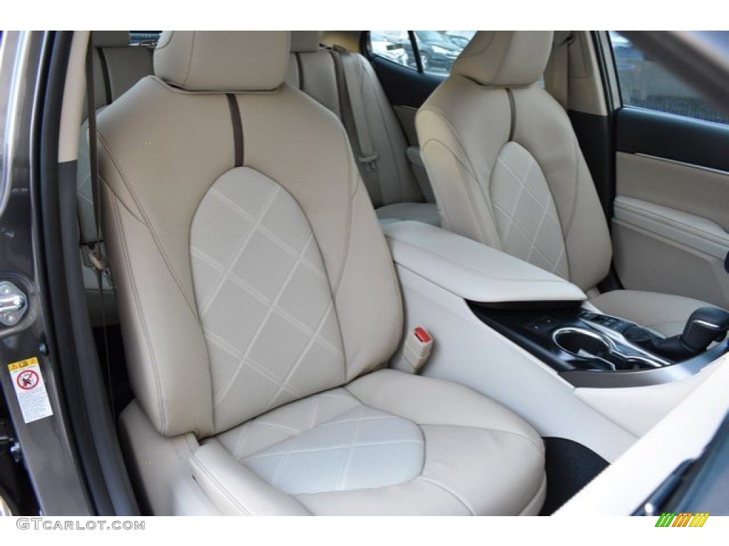 2019 Toyota Camry Hybrid XLE Front Seat Photos