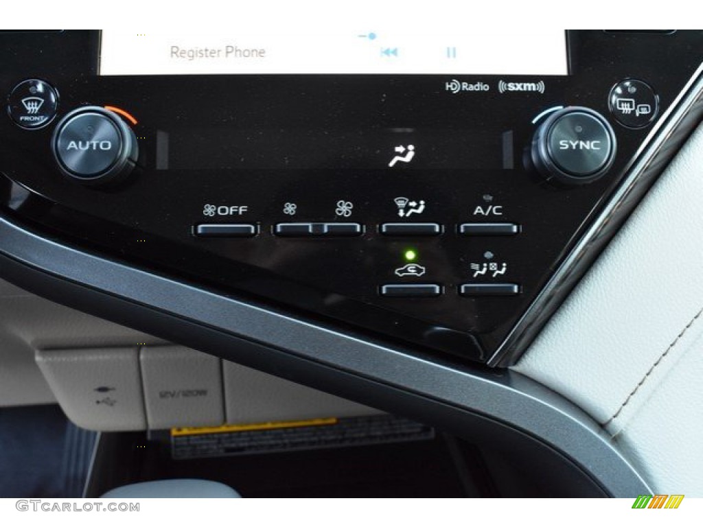 2019 Toyota Camry Hybrid XLE Controls Photo #131116314