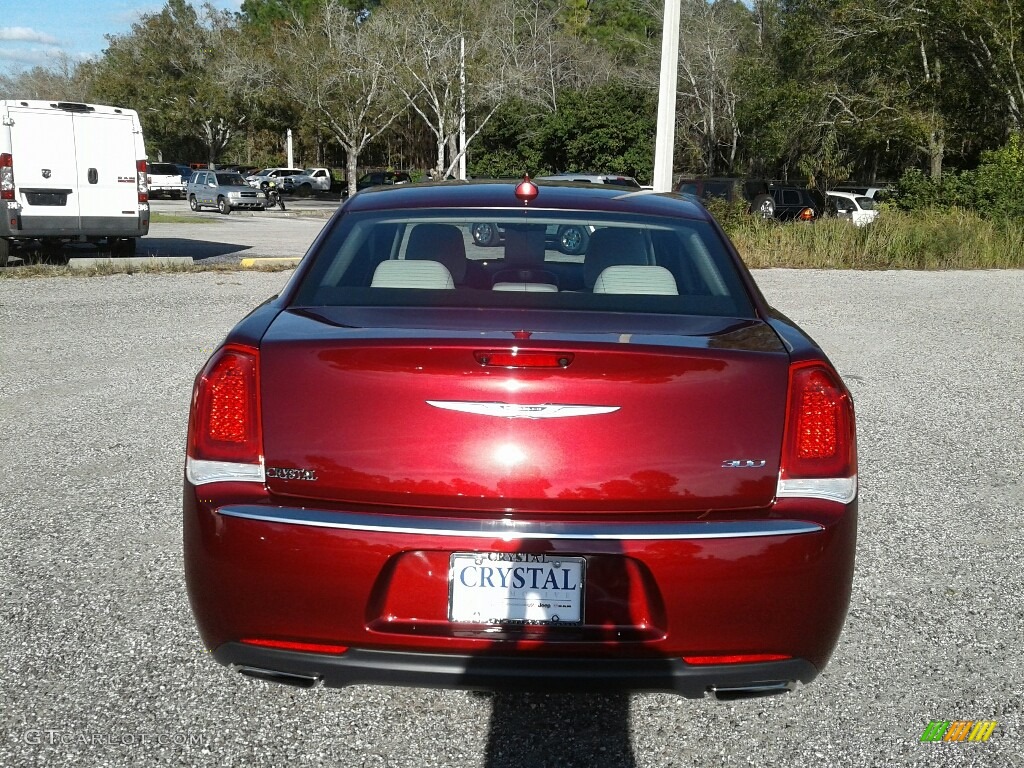 2019 300 Touring - Velvet Red Pearl / Linen/Black photo #4