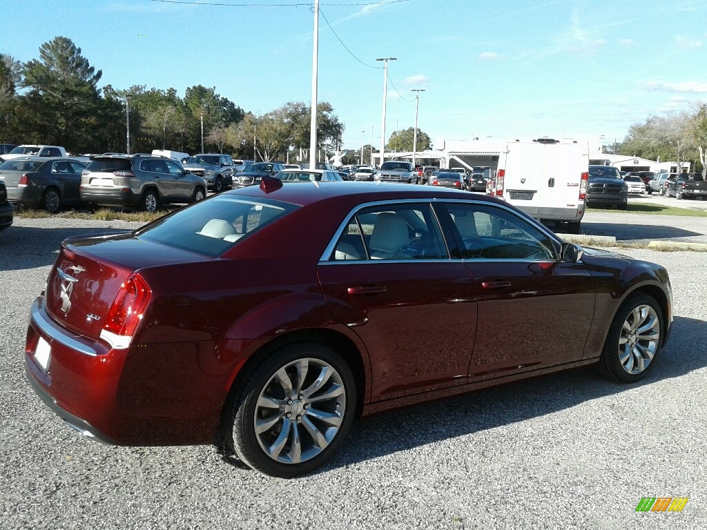 2019 300 Touring - Velvet Red Pearl / Linen/Black photo #5