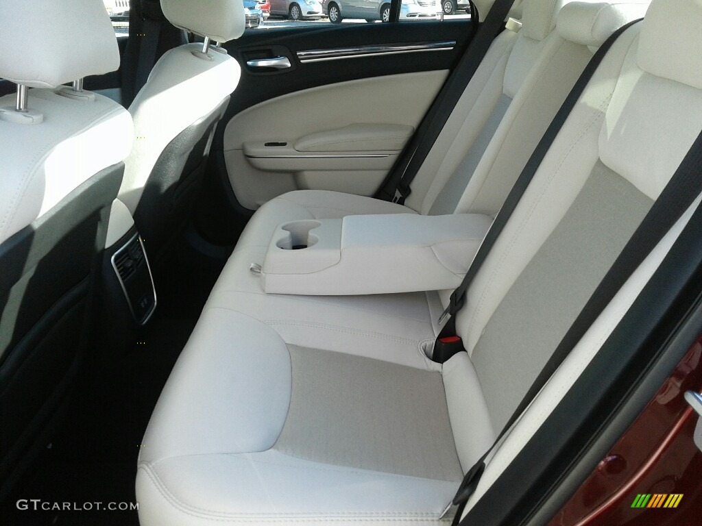 2019 300 Touring - Velvet Red Pearl / Linen/Black photo #10