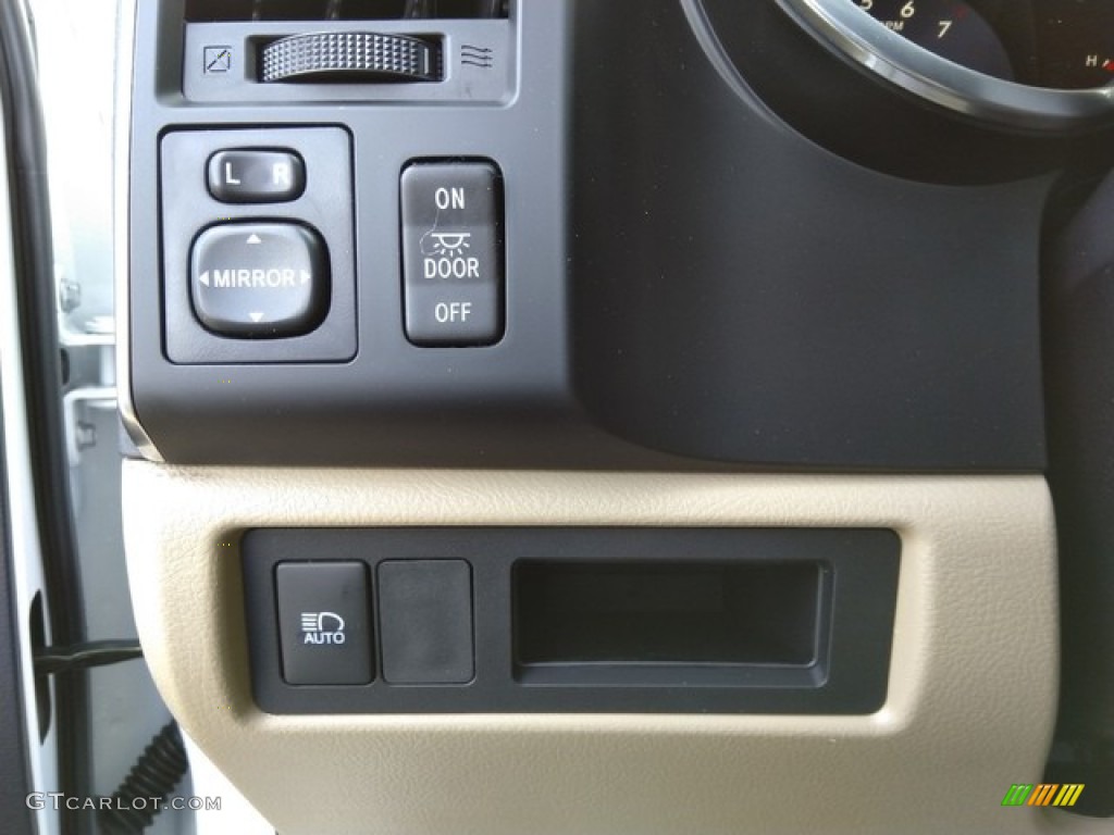 2019 Toyota Sequoia SR5 4x4 Controls Photo #131129708