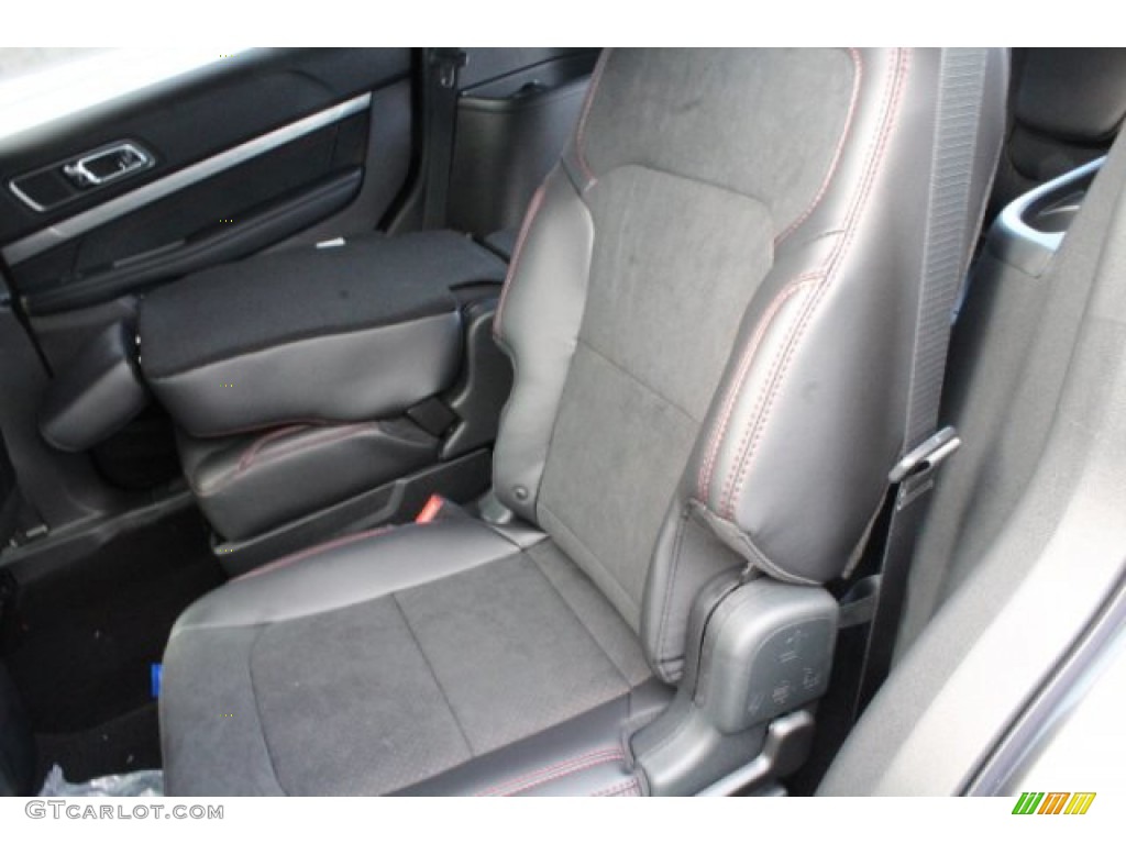 2019 Explorer XLT - Magnetic / Medium Black photo #18
