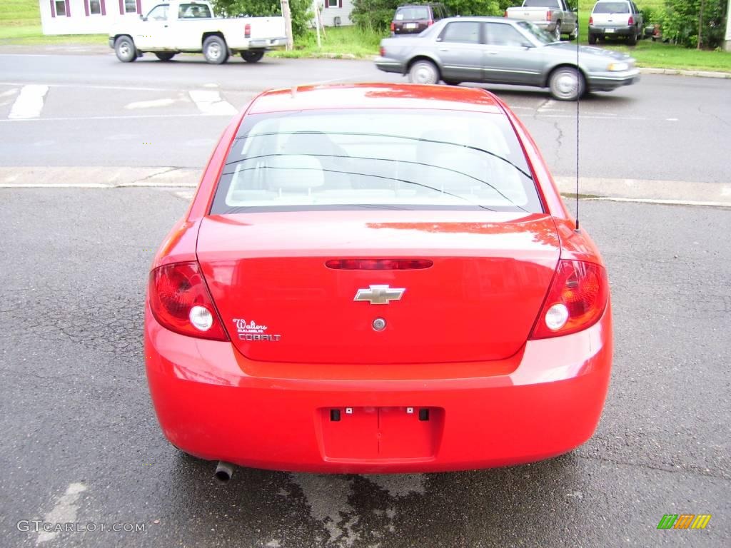 2005 Cobalt Sedan - Victory Red / Gray photo #6