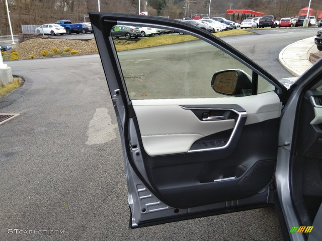 2019 Toyota RAV4 XLE AWD Light Gray Door Panel Photo #131204009