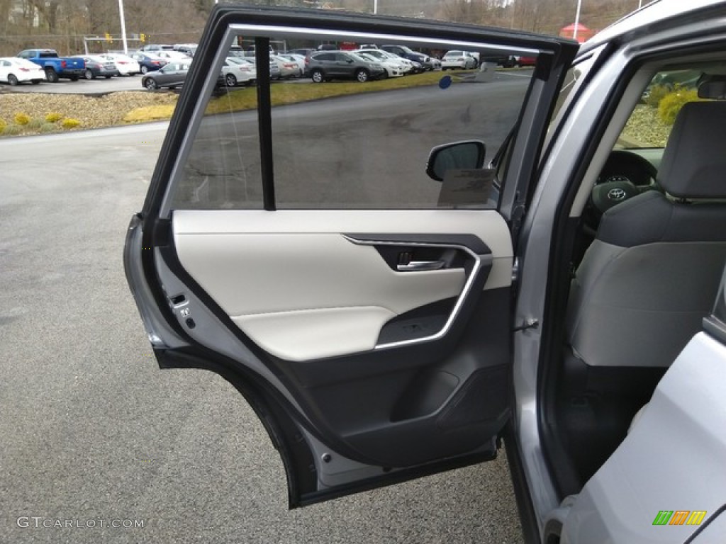 2019 Toyota RAV4 XLE AWD Light Gray Door Panel Photo #131204084