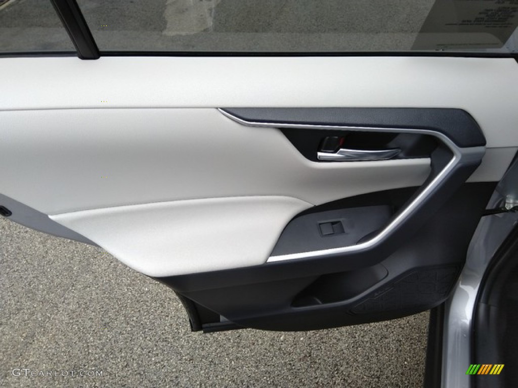 2019 Toyota RAV4 XLE AWD Light Gray Door Panel Photo #131204099