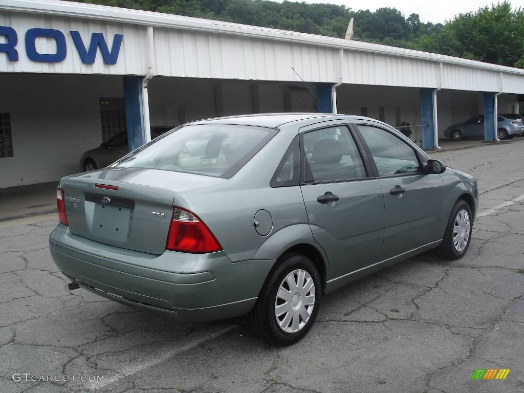 2005 Focus ZX4 SE Sedan - Light Tundra Metallic / Dark Flint/Light Flint photo #2