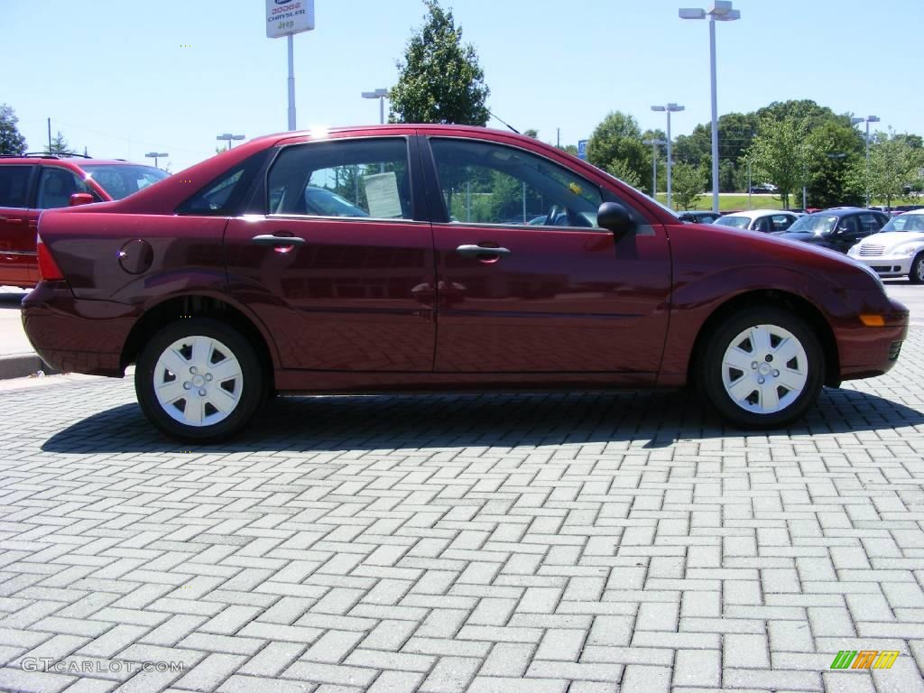 2006 Focus ZX4 SE Sedan - Dark Toreador Red Metallic / Dark Flint/Light Flint photo #6