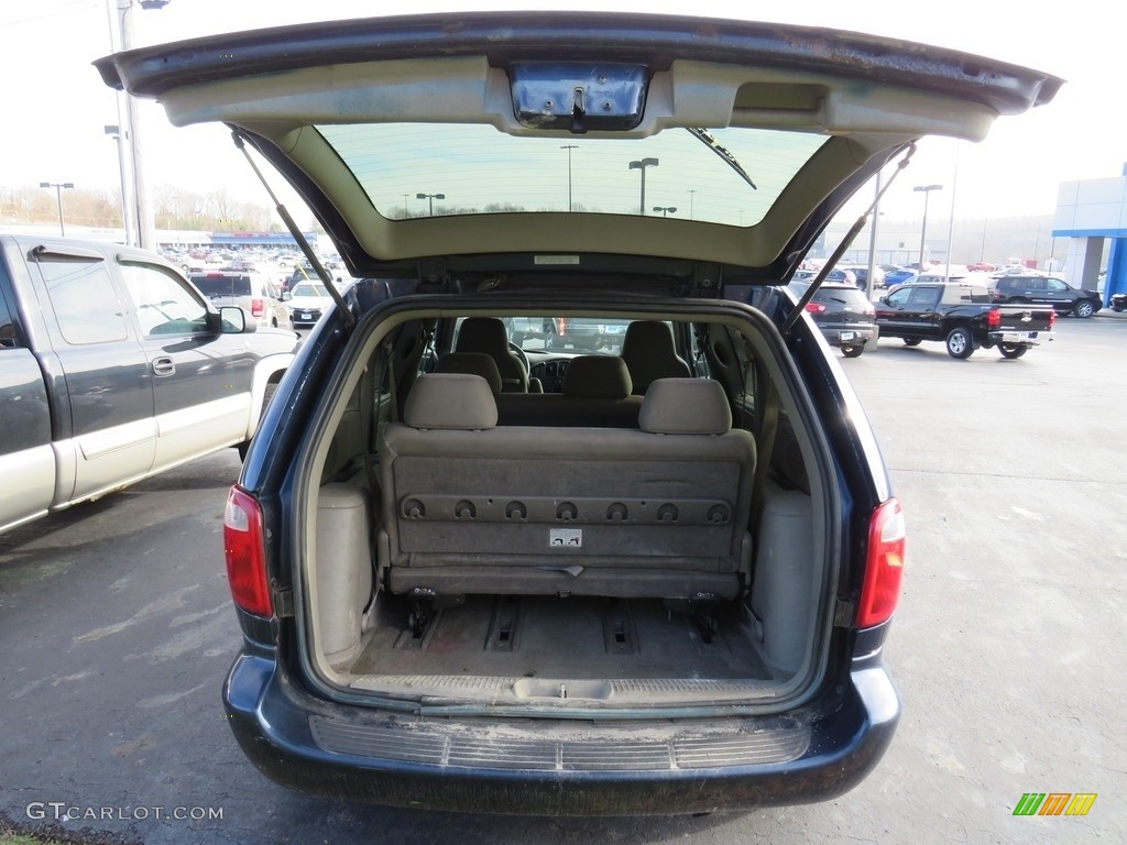 2003 Voyager LX - Inferno Red Tinted Pearlcoat / Sandstone photo #16