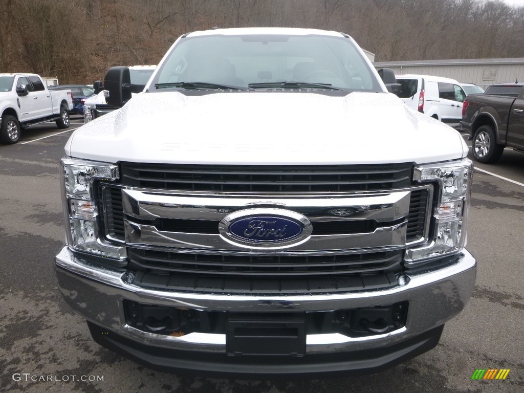 2019 F350 Super Duty XLT Crew Cab 4x4 - Oxford White / Earth Gray photo #4