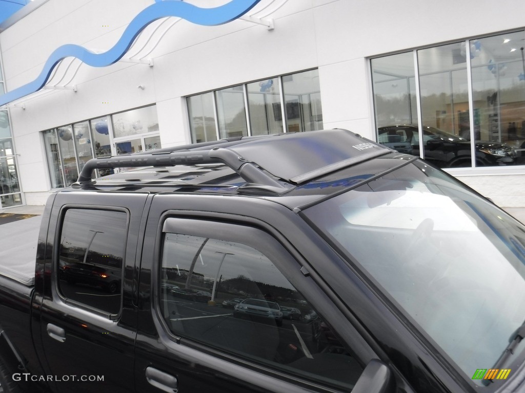 2004 Frontier XE V6 Crew Cab 4x4 - Super Black / Charcoal photo #4
