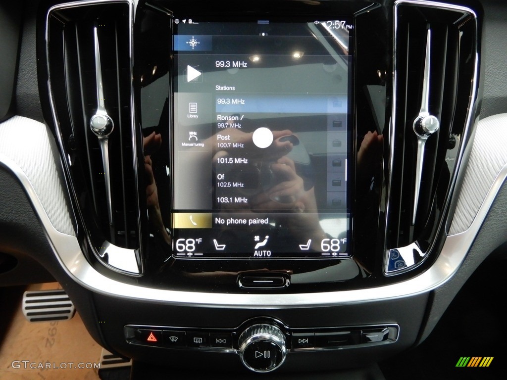 2019 Volvo S60 T6 AWD R Design Controls Photo #131259051