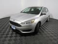 Ingot Silver - Focus SE Sedan Photo No. 9