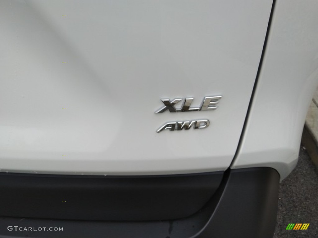 2019 RAV4 XLE AWD - Super White / Black photo #5
