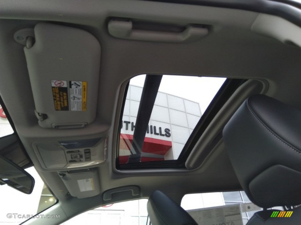 2019 RAV4 XLE AWD - Super White / Black photo #14