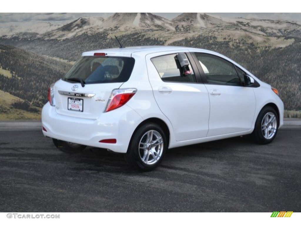 2012 Yaris L 5 Door - Super White / Ash Gray photo #3