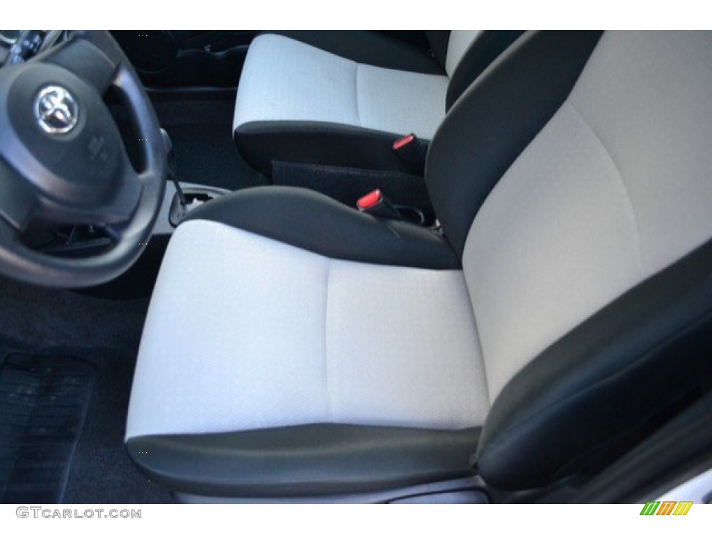 2012 Yaris L 5 Door - Super White / Ash Gray photo #11