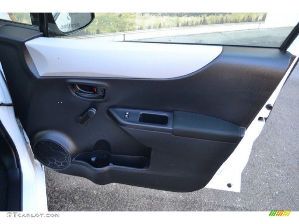 2012 Yaris L 5 Door - Super White / Ash Gray photo #25