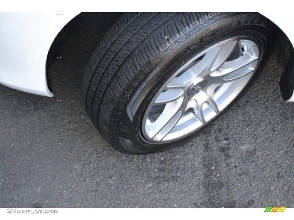 2012 Yaris L 5 Door - Super White / Ash Gray photo #28